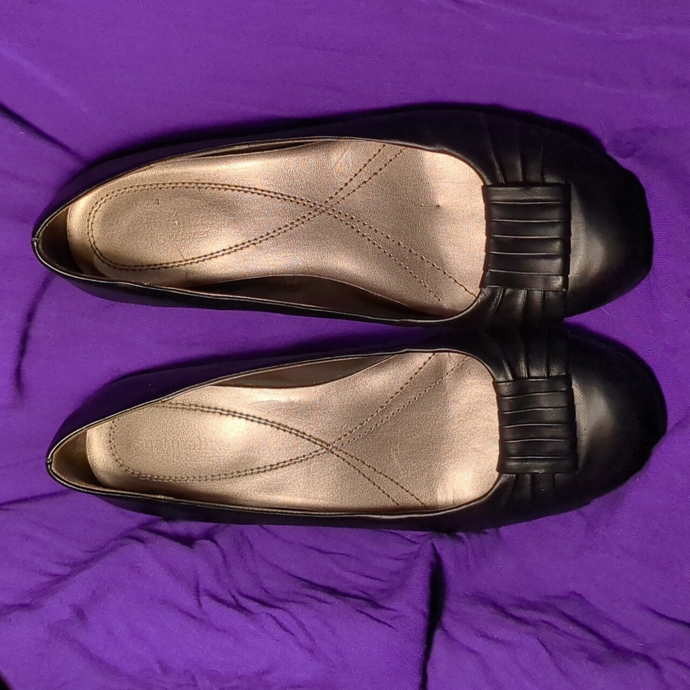 Naturalizer Hollie women's comfortable flats. Pleat over toes. Size 8.5.